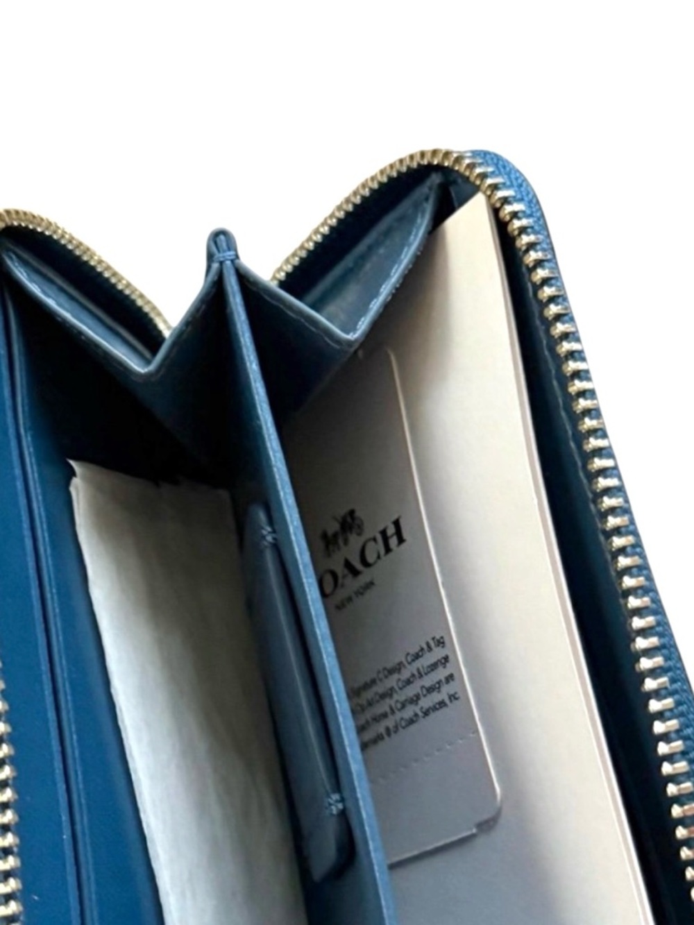 COACH ZIP AROUND CARD CASE WALLET WITH BAZOOKA MOTIF - Picture 3 of 4